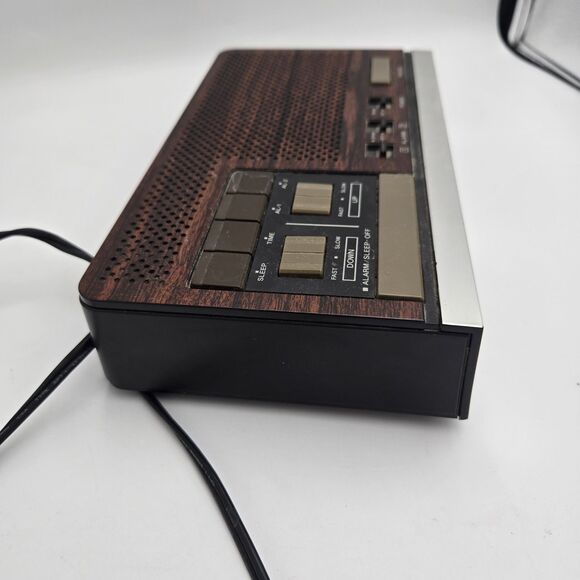 Vintage LLOYD’S AM/FM Electronic Digital Alarm Clock Radio J204B Tested Works - Picture 2 of 10